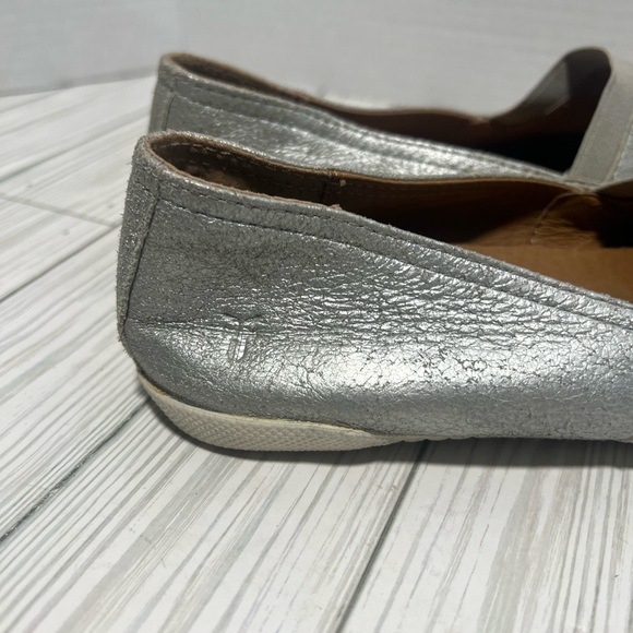 Frye Melanie Slip On Flat Sneaker Loafer Sz 7.5 Women Silver Metallic - Picture 2 of 7